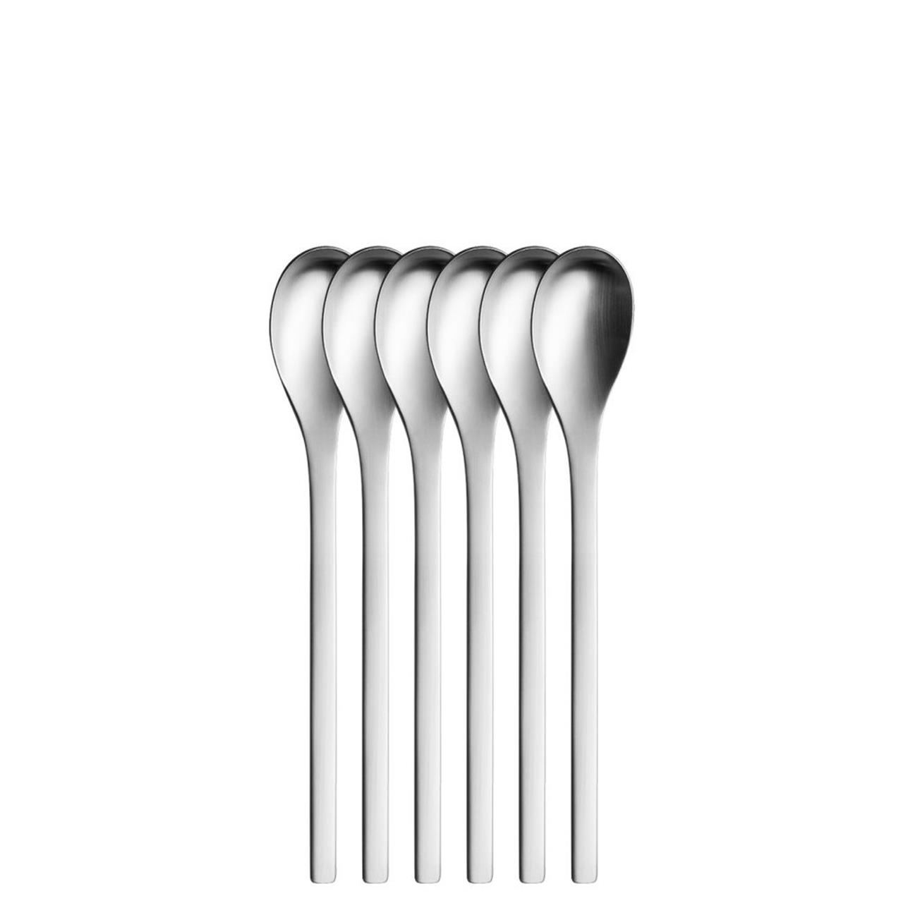 Das Bild zeigt sechs Latte-Macchiato-Löffel aus Edelstahl, die in einer Reihe angeordnet sind. Die Löffel haben ein modernes, schlichtes Design.