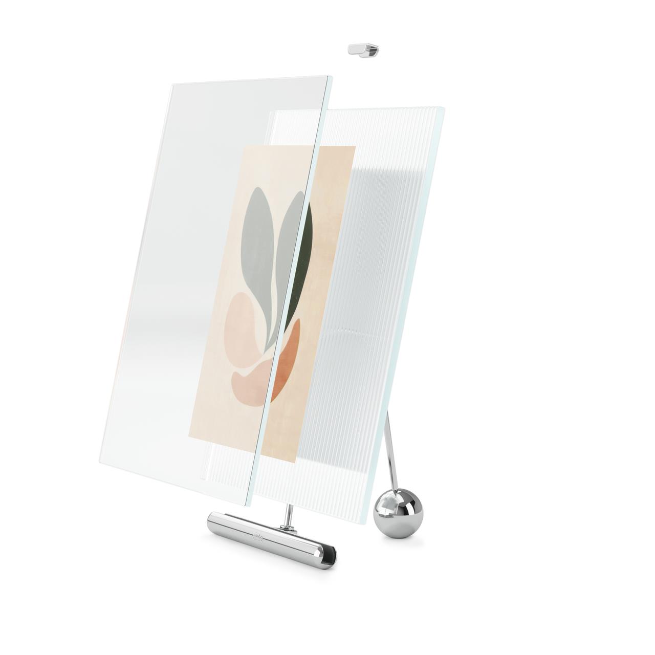 Der FLUTE Bilderrahmen 13x18 in Chrom zeigt ein modernes und minimalistisches Design. Im Rahmen ist ein abstraktes Kunstwerk sichtbar.