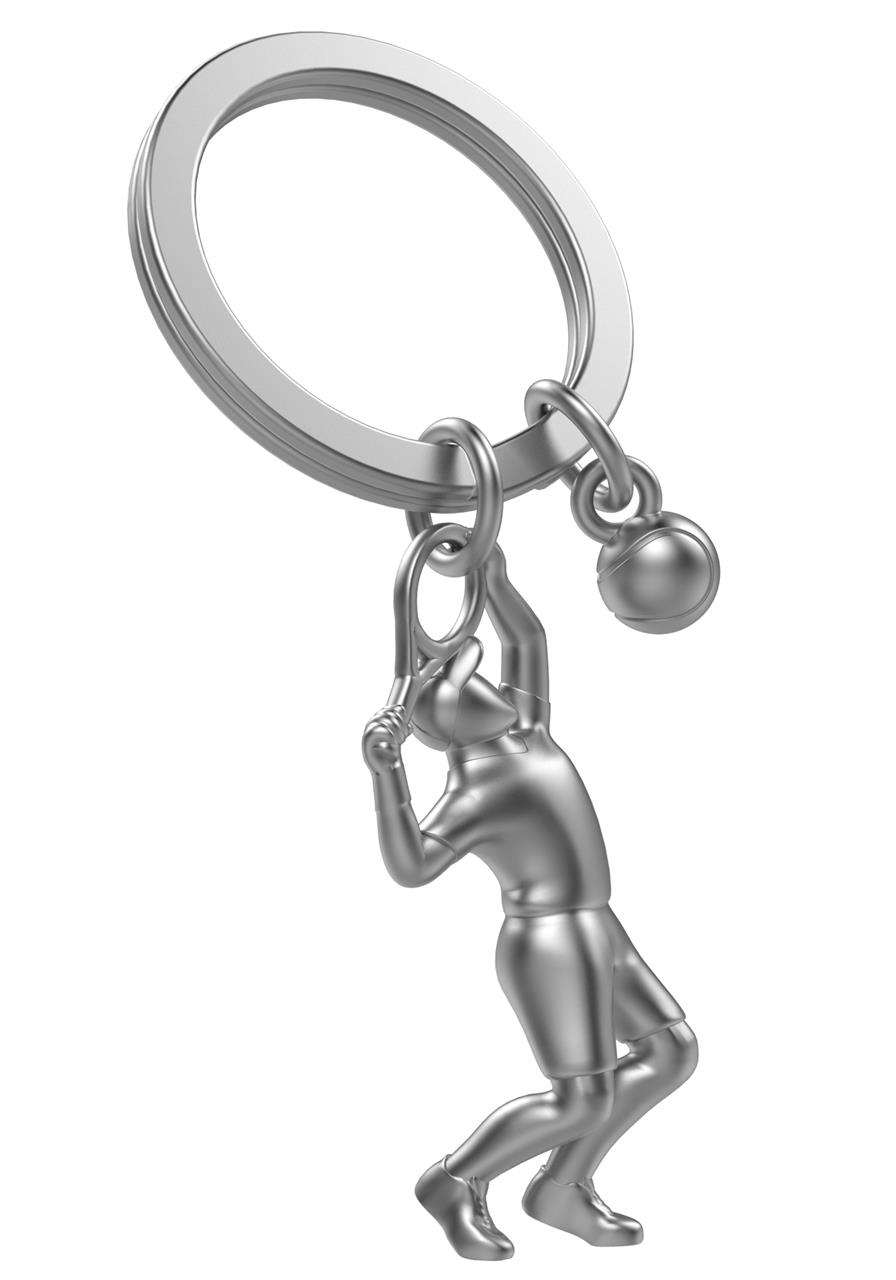 Der Schlüsselanhänger zeigt eine matte Figur eines Tennisspielers mit Schläger und Ball. Er ist aus Metall und misst 8,1 x 3,5 x 1,4 cm.