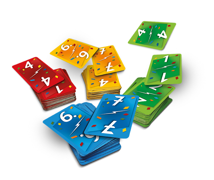 Das Bild zeigt das Kartenspiel "Ligretto® blau" mit bunten Karten in Rot, Gelb, Grün und Blau. Die Karten sind auf dem Tisch verteilt und in kleinen Stapeln angeordnet.