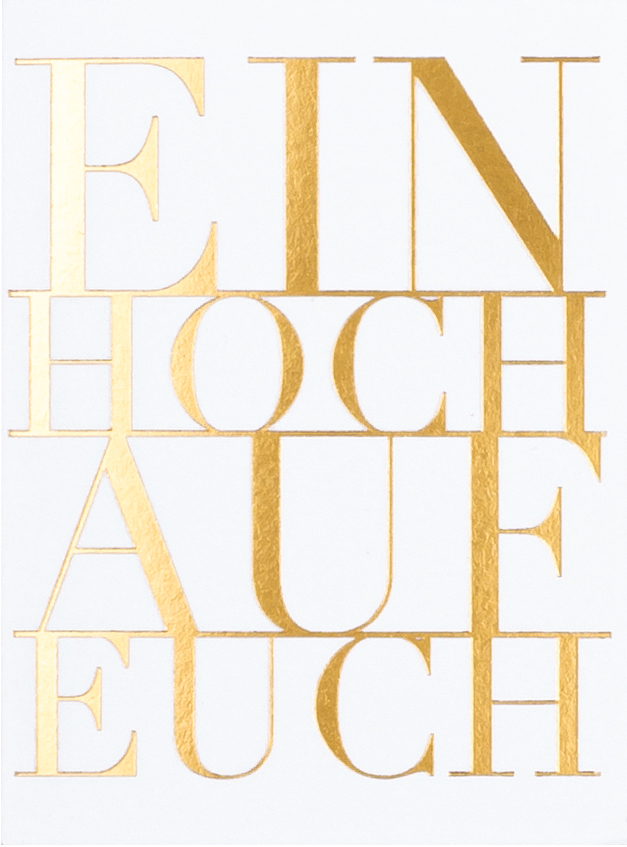 Auf dem Bild steht in goldener Schrift: "EIN HOCH AUF EUCH". Der Hintergrund ist weiß und der Text ist groß und elegant geschrieben.