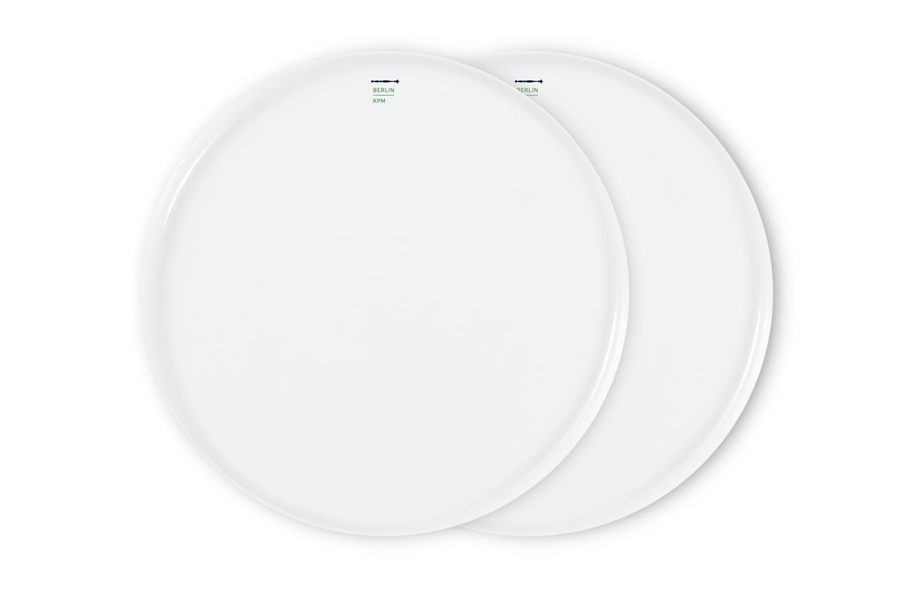 Das Bild zeigt zwei schlichte, weiße Teller mit einem kleinen Aufdruck am Rand. Es handelt sich um das Produkt "Teller Duo-Set 19 cm LAB Weiss".