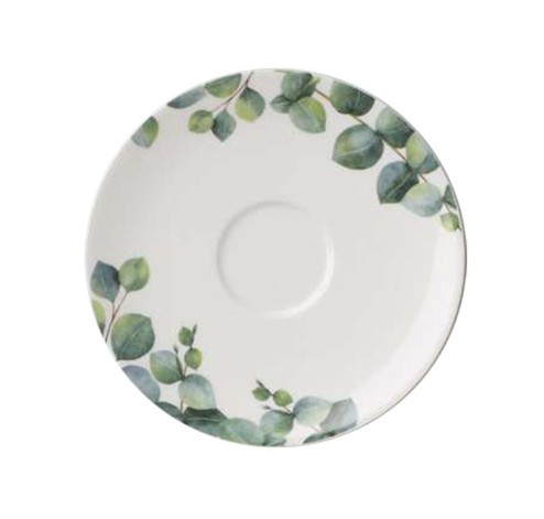 Die Kaffee Untertasse ist 16 cm groß und aus Fine Bone China mit Eukalyptus-Motiv. Sie wird als zierliche Untertasse für Kaffeetassen dargestellt.