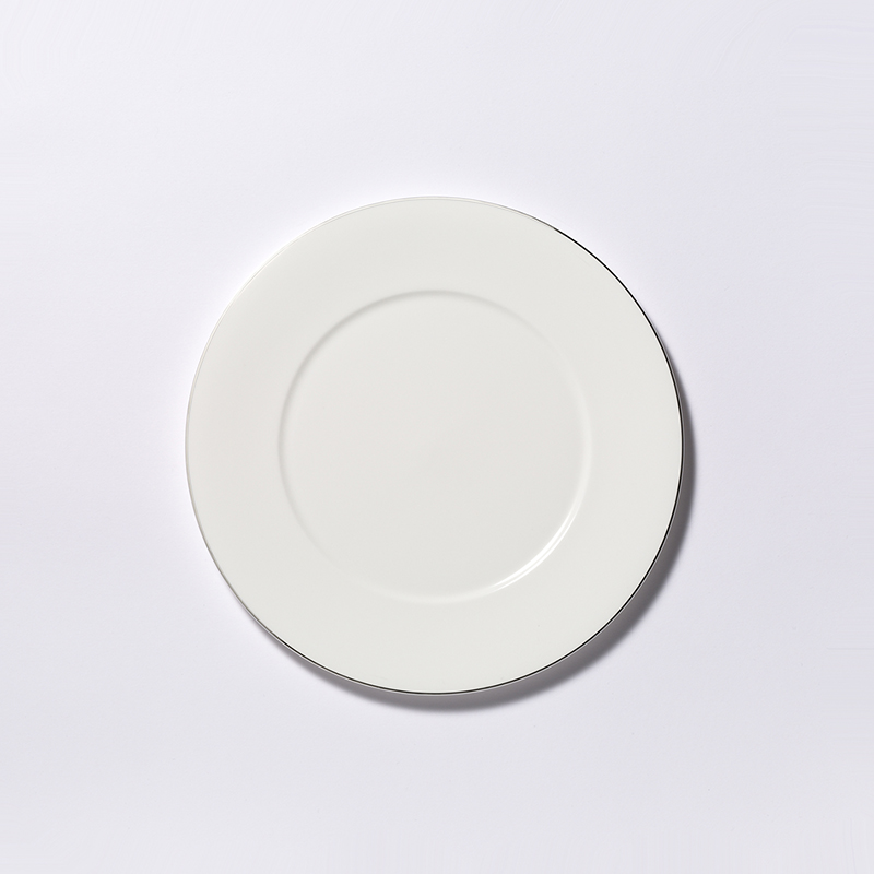 Auf dem Bild ist ein flacher Teller mit einem Durchmesser von 22 cm zu sehen. Der Teller besteht aus Fine Bone China und hat einen feinen Platinrand.
