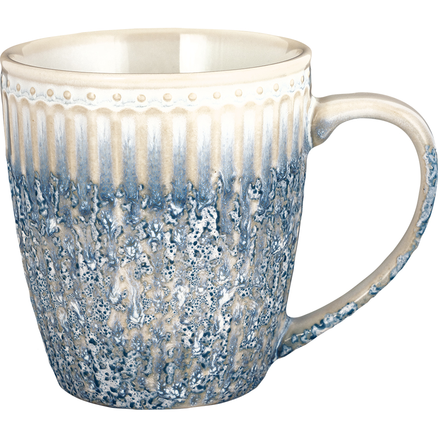 Die Abbildung zeigt einen Henkelbecher mit dem Namen "ripple blue Alice". Der Becher hat ein welliges, blau-beiges Muster und eine strukturierte Oberfläche.
