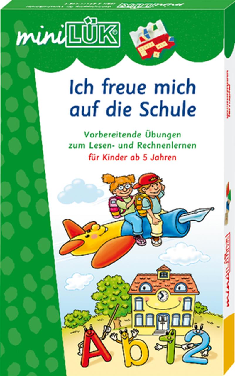 Auf dem Bild ist das miniLÜK® Set „Ich freue mich auf die Schule“ zu sehen. Es zeigt zwei Kinder auf einem Flugzeug und eine bunte Schule mit Buchstaben und Zahlen.