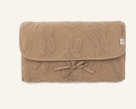 Zu sehen ist die Wickelunterlage mit Ablagefächern Miffy Jacquard T. Diese Wickelunterlage bietet praktische Fächer für Utensilien.