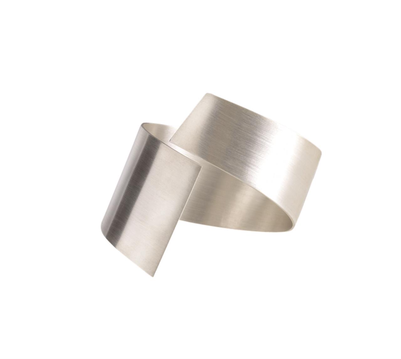 Das Bild zeigt eine breite, matt gebürstete Servierspange aus Silber. Sie ist rund geformt und hat einen Durchmesser von 4 cm.