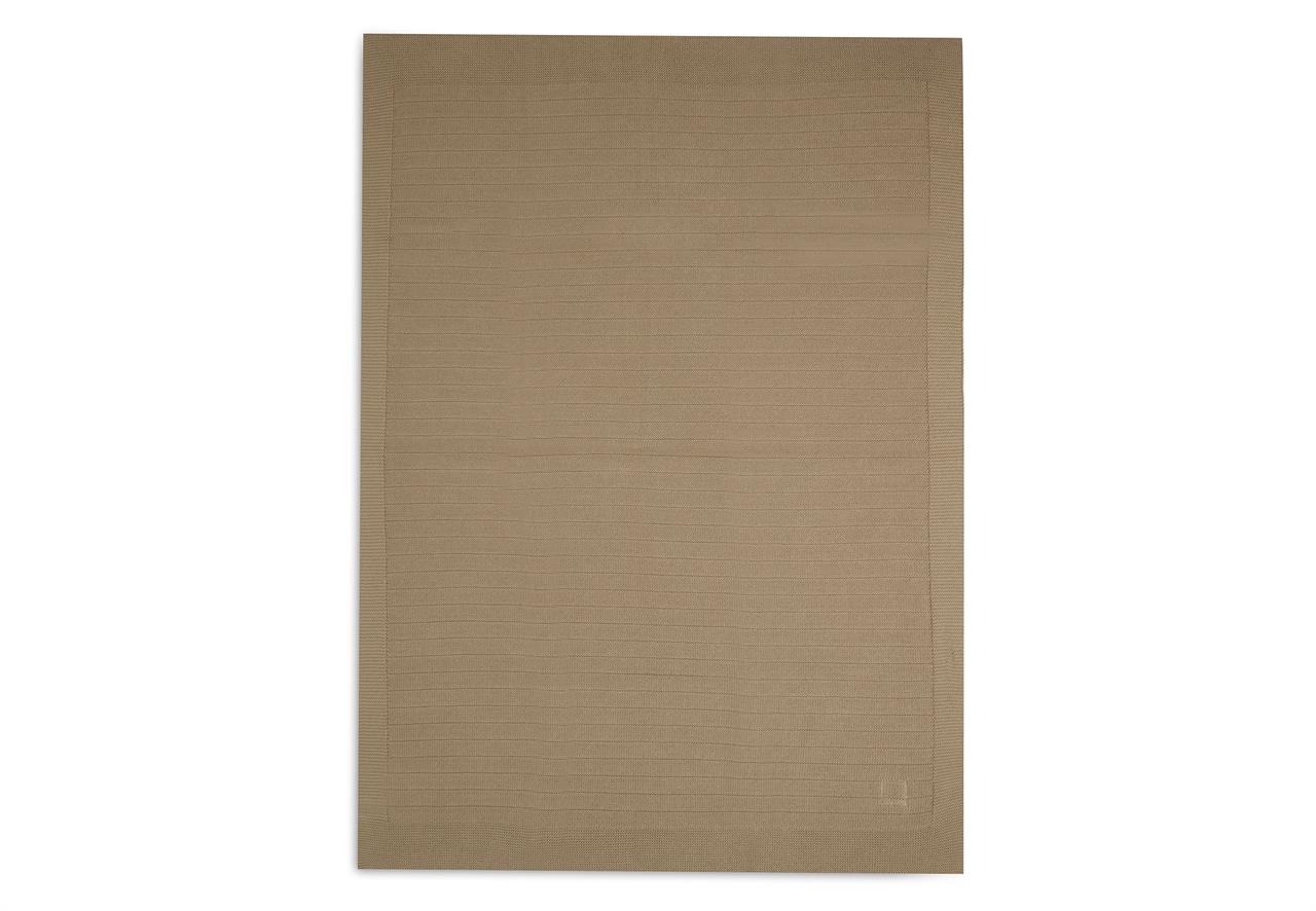 Auf dem Bild ist eine beige gestrickte Decke in der Größe 75x100 cm zu sehen. Die Decke hat ein schlichtes, einfarbiges Design und stammt aus der "Pure Knit - Biscuit - GOTS" Kollektion.