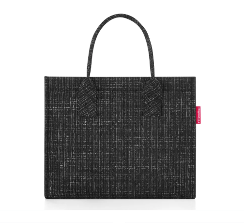 Die Einkaufstasche daily shopper bouclé black ist auf diesem Bild zu sehen. Sie eignet sich ideal für den täglichen Gebrauch.