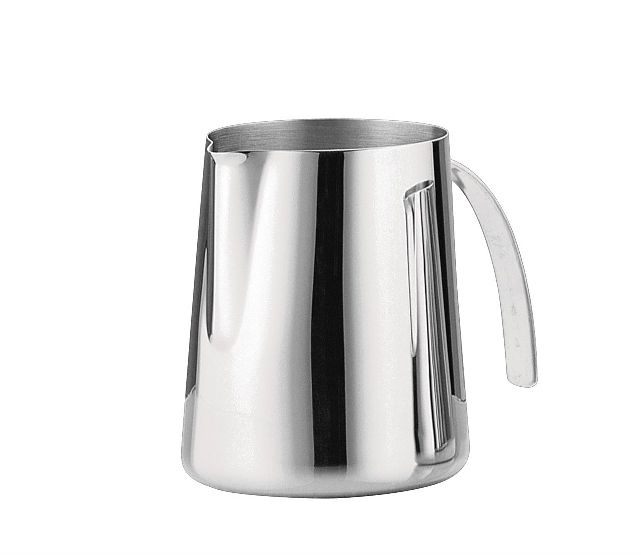 Auf dem Bild ist die Milchkanne Lisa mit einem Fassungsvermögen von 0,6 Litern zu sehen. Sie besteht aus glänzendem Edelstahl und hat einen praktischen Henkel.