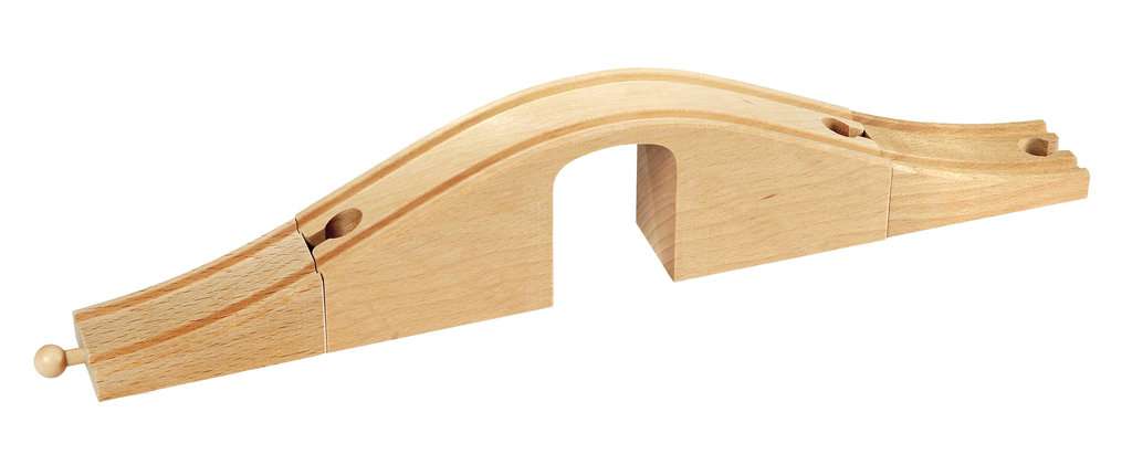 Das Bild zeigt die BRIO® Unterführung 33351, ein Holzelement für Spielzeug-Eisenbahnen. Die Unterführung besteht aus naturbelassenem Holz und hat eine Brücke mit einer Durchfahrt unten.