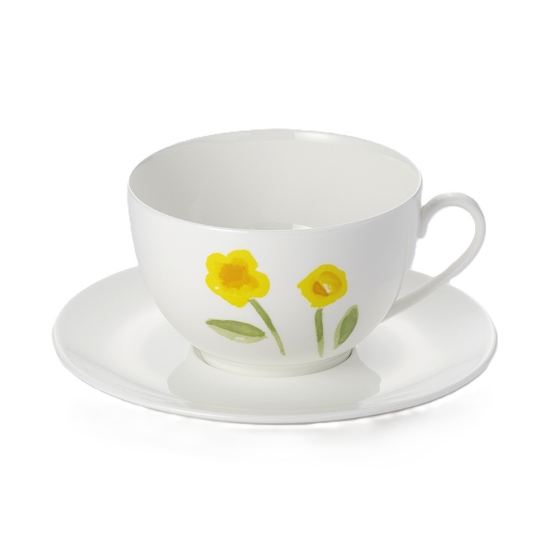 Die Grand Obertasse 0,40 l Impression Blume Gelb Fine ist auf dem Bild zu sehen. Sie zeigt ein gelbes Blümchenmuster auf einer großen Tasse.