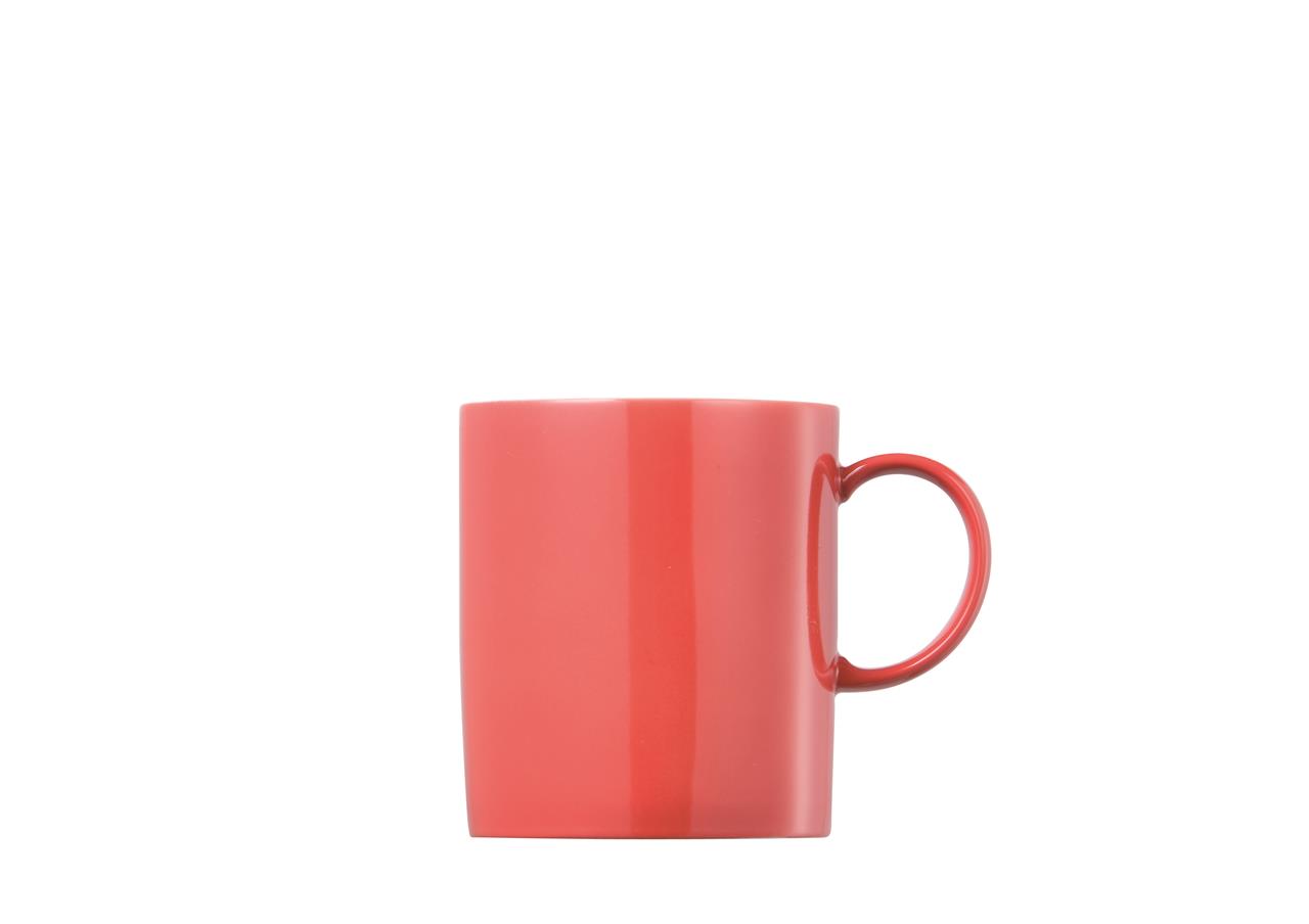 Auf dem Bild ist ein roter Becher mit Henkel zu sehen. Der Becher hat ein Fassungsvermögen von 0,3 Litern und gehört zur Serie "Sunny Day / New Red".