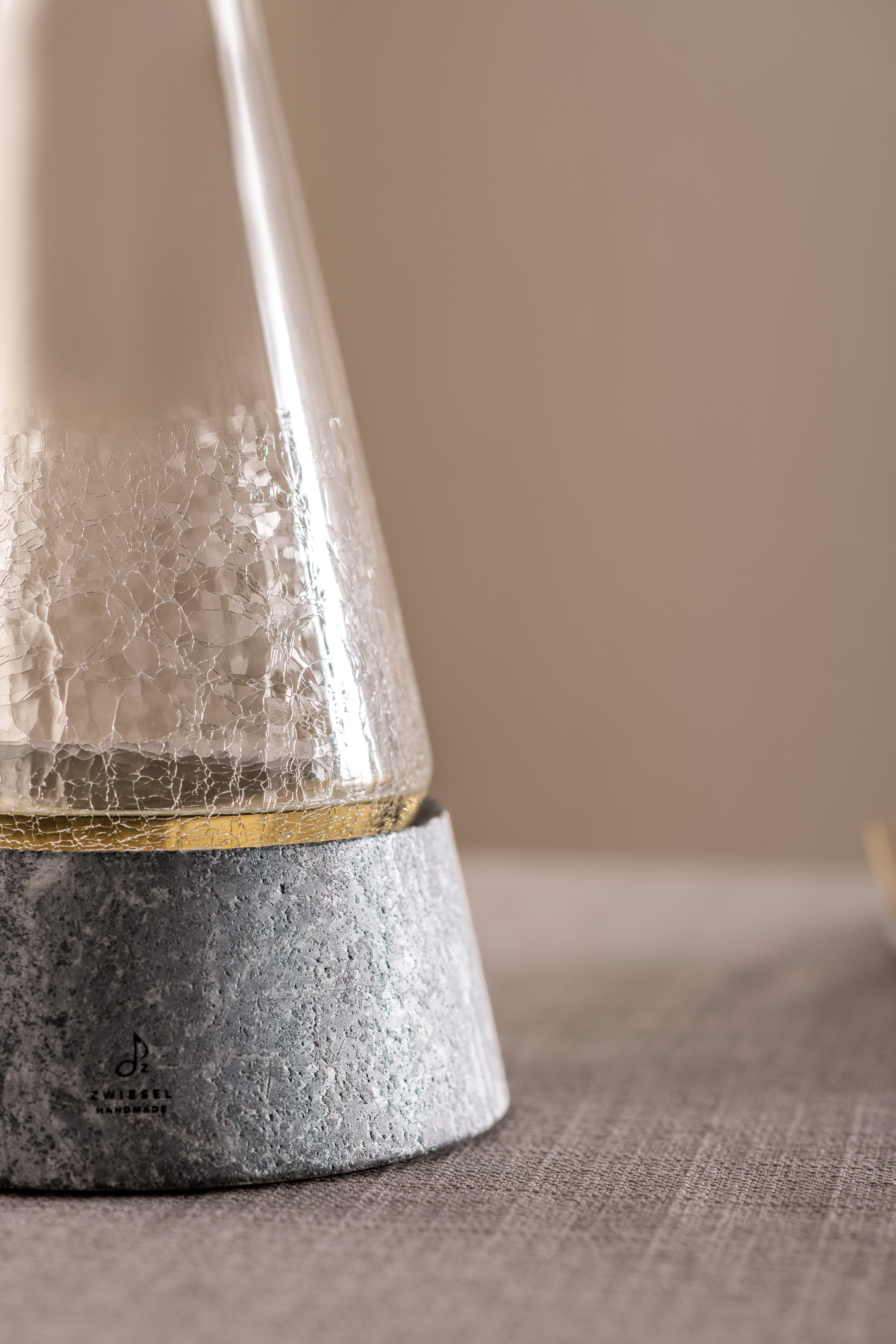 Ein Bild von Zwiesel Glas SYMBIOSIS, wie im Namen angezeigt. Das Glas ist elegant fotografiert.