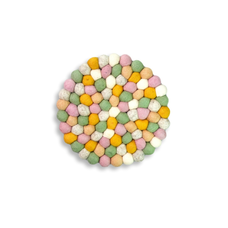 Dies ist ein Filz Untersetzer in hellem Pastell mit einem Durchmesser von circa 21 cm und dicken Kugeln. Der Untersetzer bietet stilvollen Schutz für Ihren Tisch.