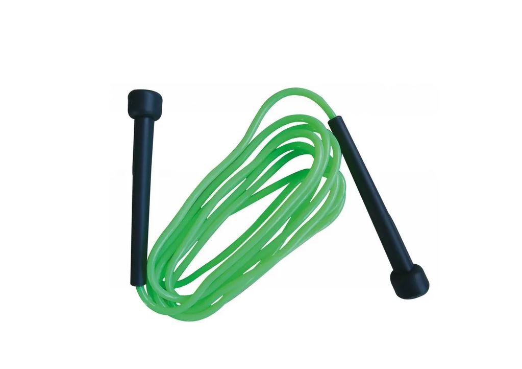 Das Bild zeigt ein grün-schwarzes Springseil mit schwarzen Griffen. Das Seil ist grün und liegt locker aufgerollt da.