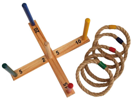 Das Bild zeigt ein Wurfspiel aus Holz mit farbigen Stäben und aufgemalten Zahlen. Daneben liegen mehrere Wurfringe aus Seil mit farbigen Markierungen.