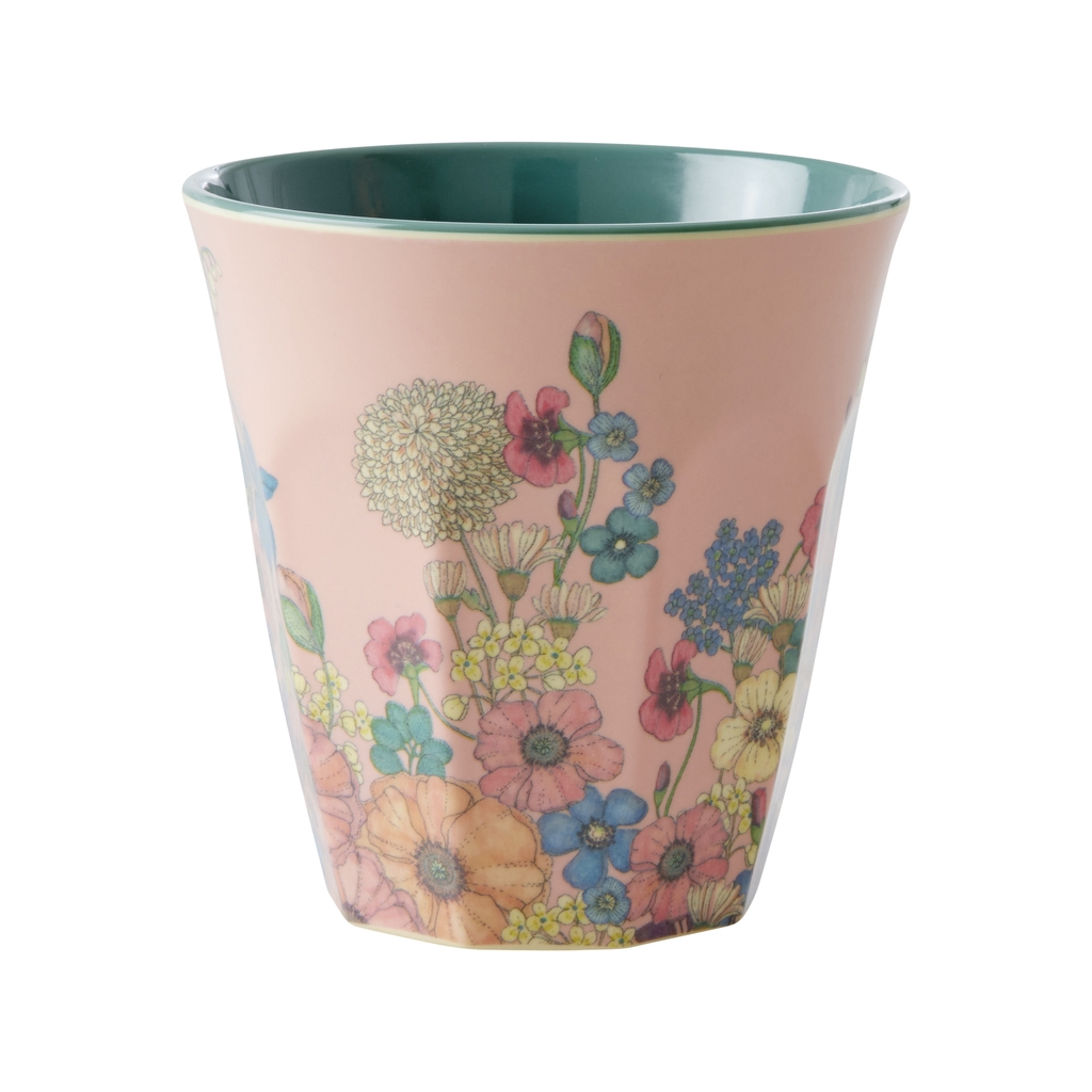 Dieser Becher ist aus Melamin und hat ein Fassungsvermögen von 250 ml. Er ist in einem zarten Rosa gehalten und mit einem Blumenprint verziert.