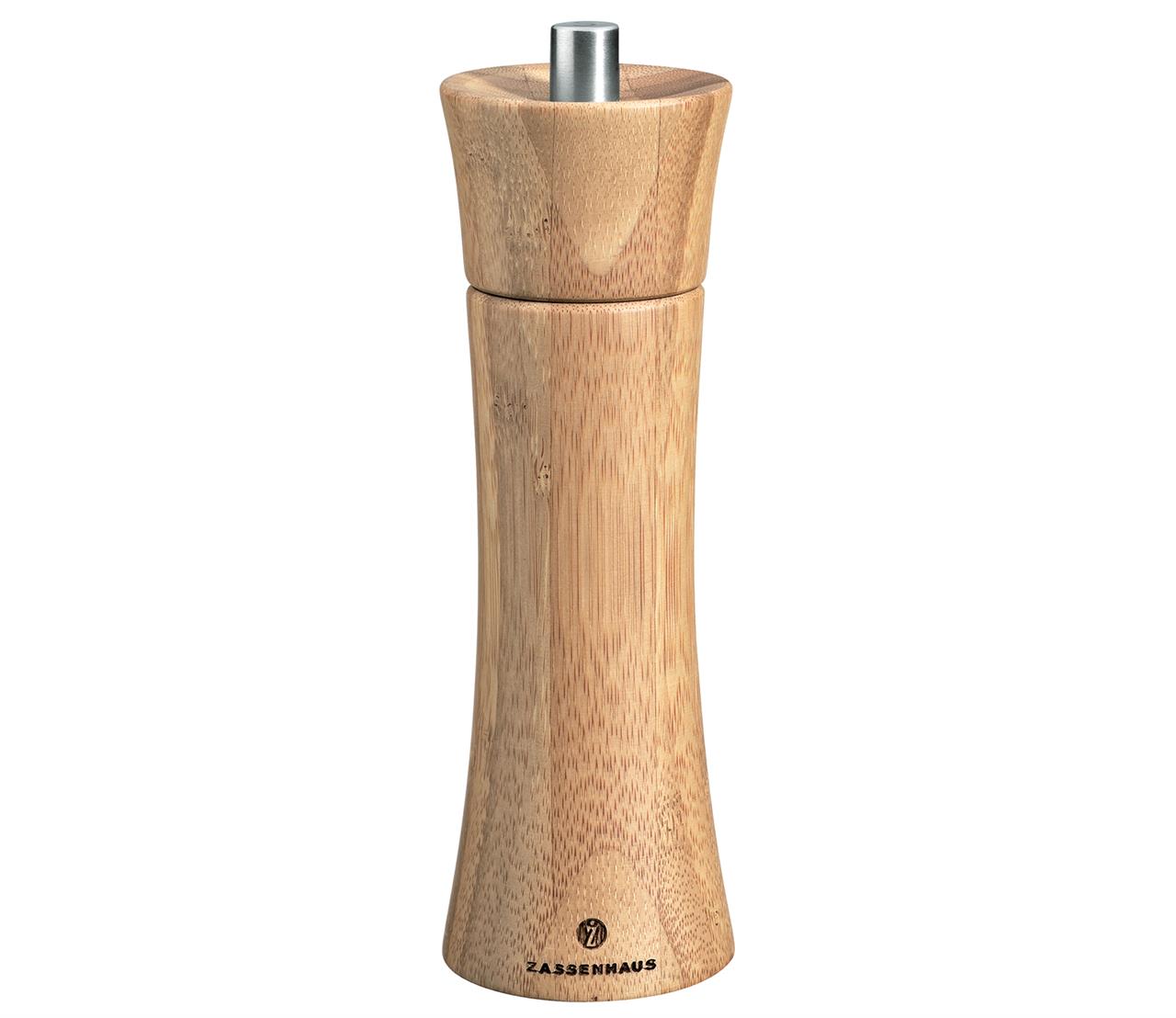 Die Abbildung zeigt eine Salzmühle aus Bambus mit einer Höhe von 18 cm. Das schlichte und elegante Design trägt den Namen "Frankfurt" und stammt von der Marke Zassenhaus.