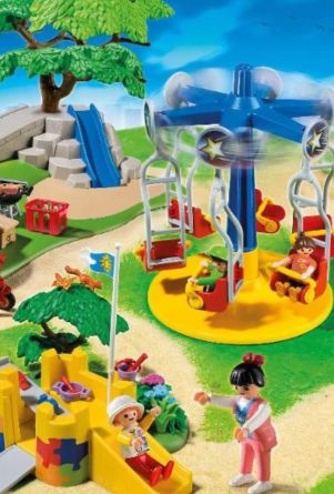 Das Bild zeigt ein Produkt mit dem Namen 'Playmobil'. Es handelt sich vermutlich um Spielzeug oder eine Spielwelt.