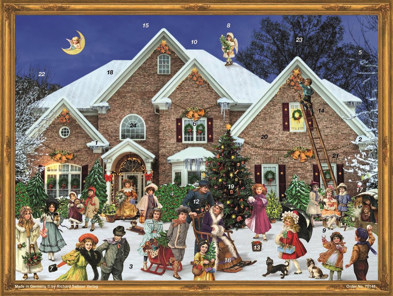 Das Bild zeigt ein viktorianisches Haus mit verschneitem Dach und festlicher Weihnachtsdekoration. Davor feiern viele fröhlich gekleidete Menschen und Kinder, während sie rund um einen geschmückten Weihnachtsbaum spielen.