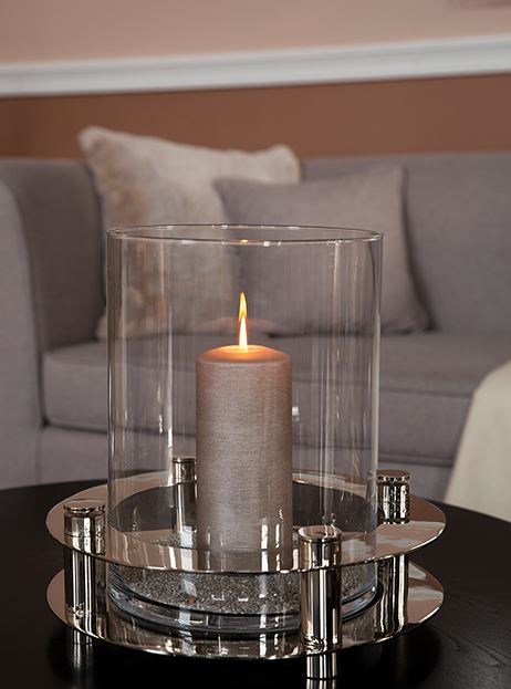 Das Bild zeigt Kerzenschein. Flackerndes Kerzenlicht sorgt für eine gemütliche Stimmung.