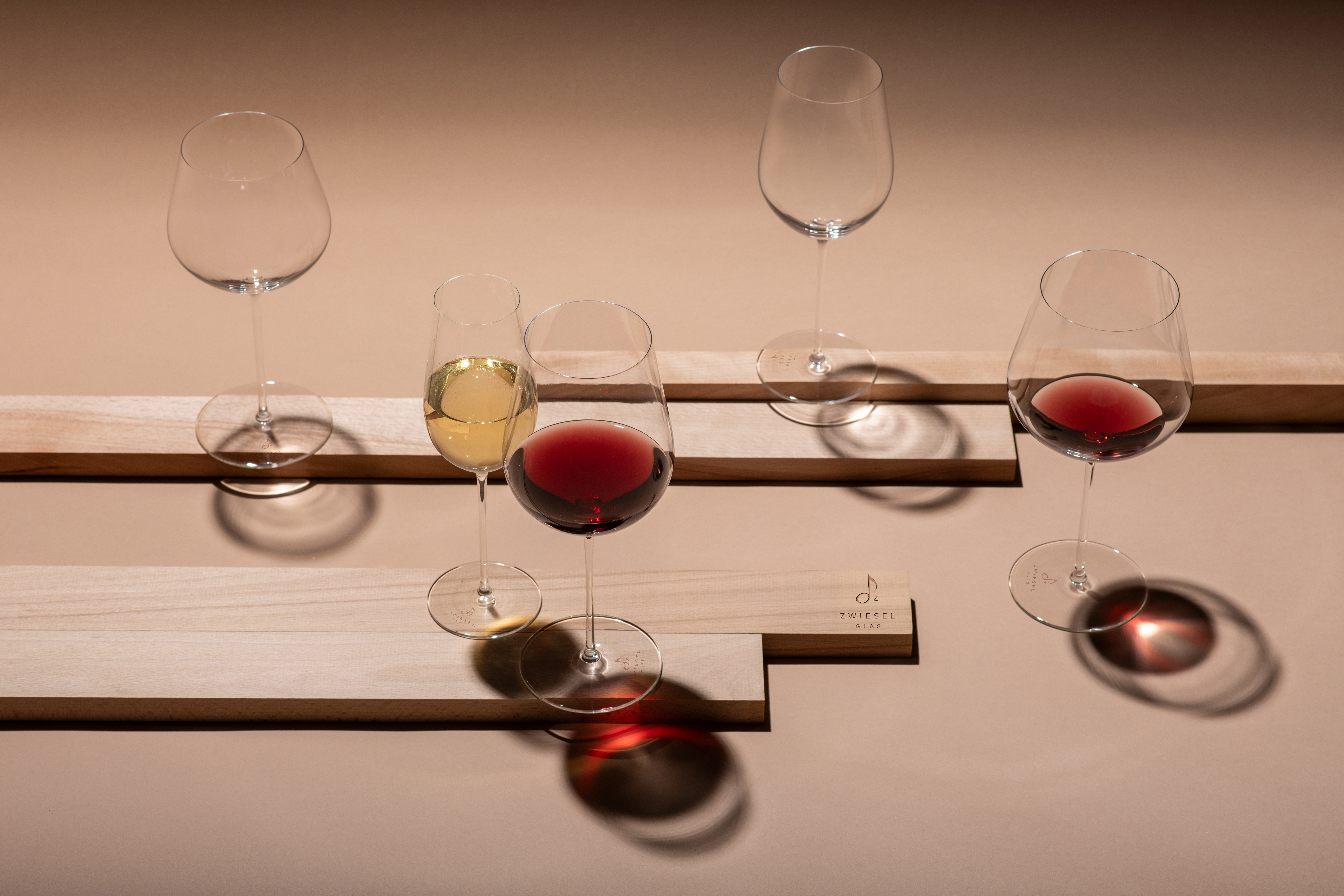 Gläser der Linie Vuelo von Zwiesel Glas sind zu sehen. Geeignet für verschiedene Getränke.