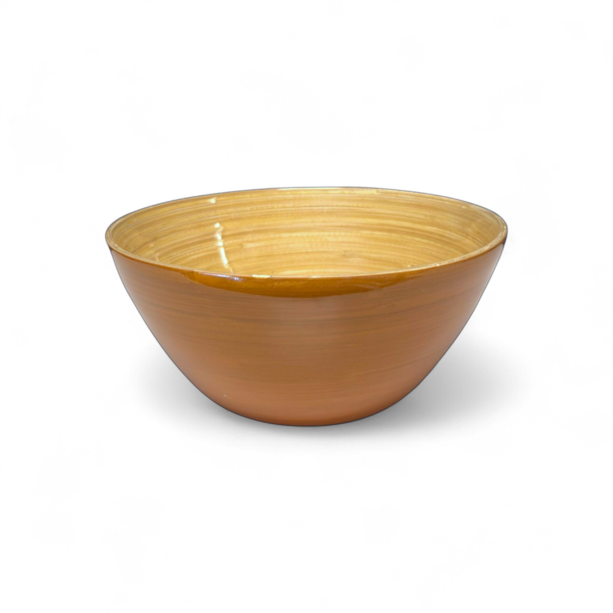 Hier sieht man eine flache Bambus-Schüssel mit den Maßen 22x10 cm in Karamell. Diese Schale ist ideal für Vorspeisen oder Beilagen.