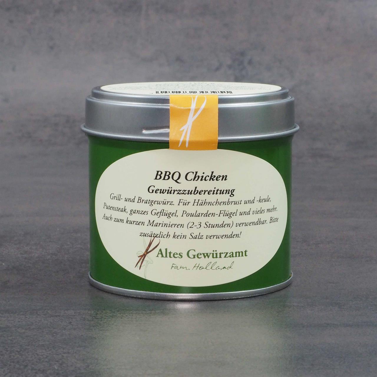 Auf dem Bild ist eine grüne Gewürzdose mit der Aufschrift "BBQ Chicken Gewürzmischung 100g" zu sehen. Die Dose ist von der Marke "Altes Gewürzamt" und steht auf einer grauen Oberfläche.