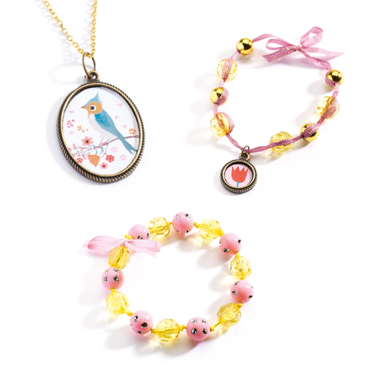 Das Bild zeigt handgemachten Schmuck mit Perlen und Blumenmotiven. Zu sehen sind eine Halskette mit Vogelanhänger und zwei Armbänder mit bunten Perlen und Schleifen.