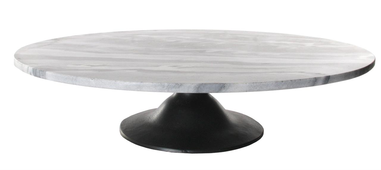 Die Abbildung zeigt eine runde Kuchenplatte aus Marmor mit einem Durchmesser von 67 cm und einer Höhe von 16 cm. Die Platte steht auf einem stabilen schwarzen Sockel.