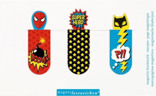 Das Bild zeigt drei magnetische Lesezeichen mit Comic-Superheldenmotiven. Jedes Lesezeichen hat ein buntes Design mit Symbolen und Texten wie „BOOM!“, „SUPER HERO“ und „P!!“.