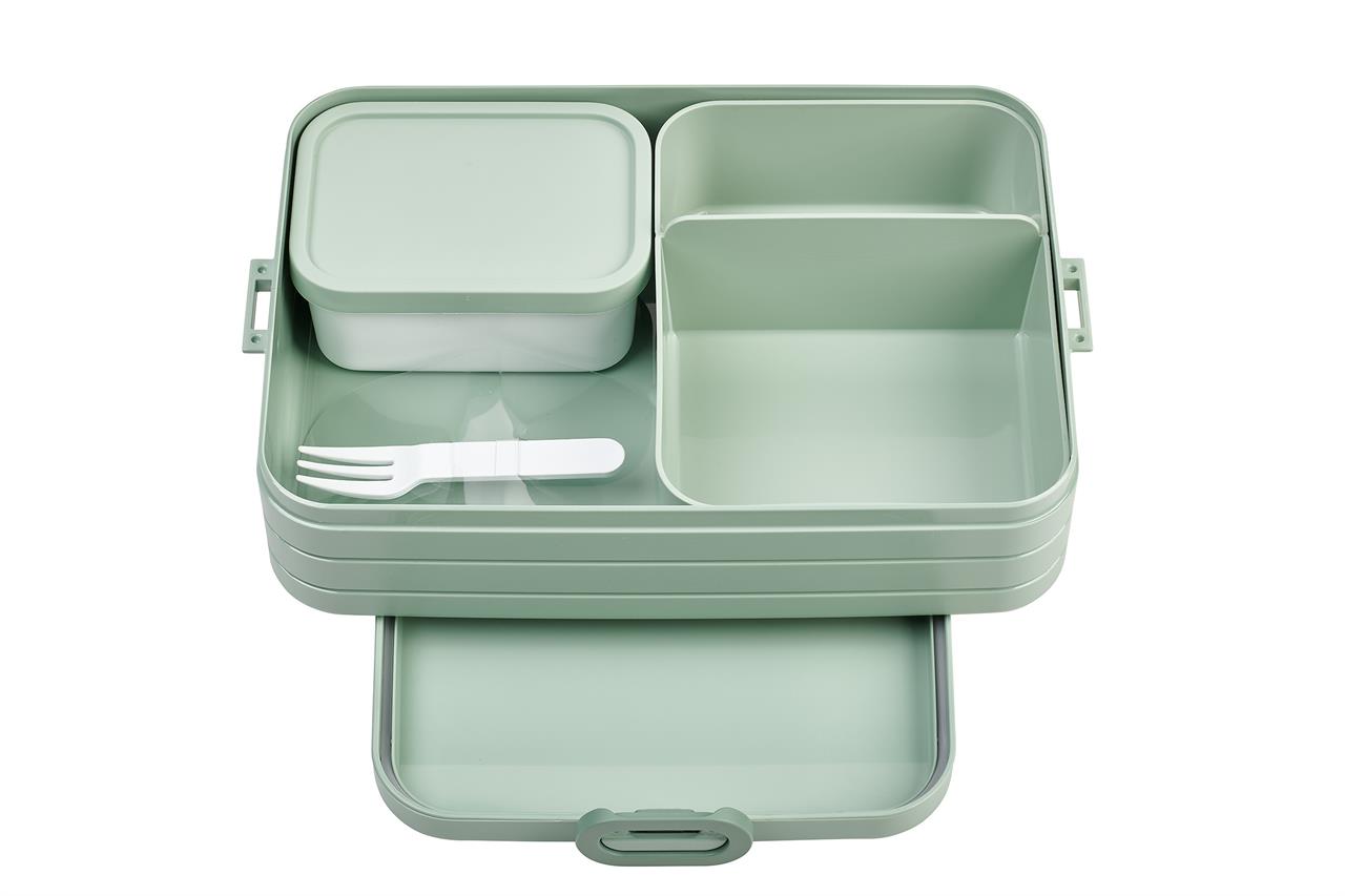 Die Abbildung zeigt eine große Bento-Lunchbox in der Farbe Nordic Sage. Sie hat mehrere Fächer, einen kleinen Behälter und eine weiße Gabel.