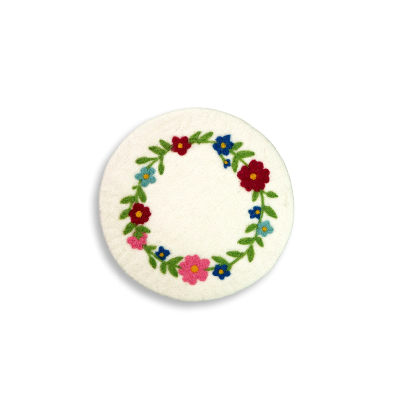 Hier sehen Sie einen Untersetzer mit Blumenkranz in Naturweiß und einem Durchmesser von ca. 21 cm. Er ist dekorativ und schützt empfindliche Oberflächen.