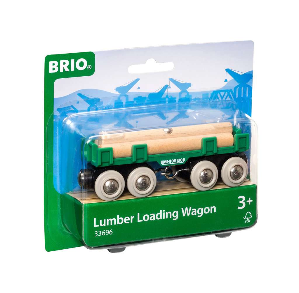 Das Bild zeigt den BRIO® Langholzwagen 33696 in seiner Verpackung. Der Wagen ist geeignet für Kinder ab 3 Jahren.