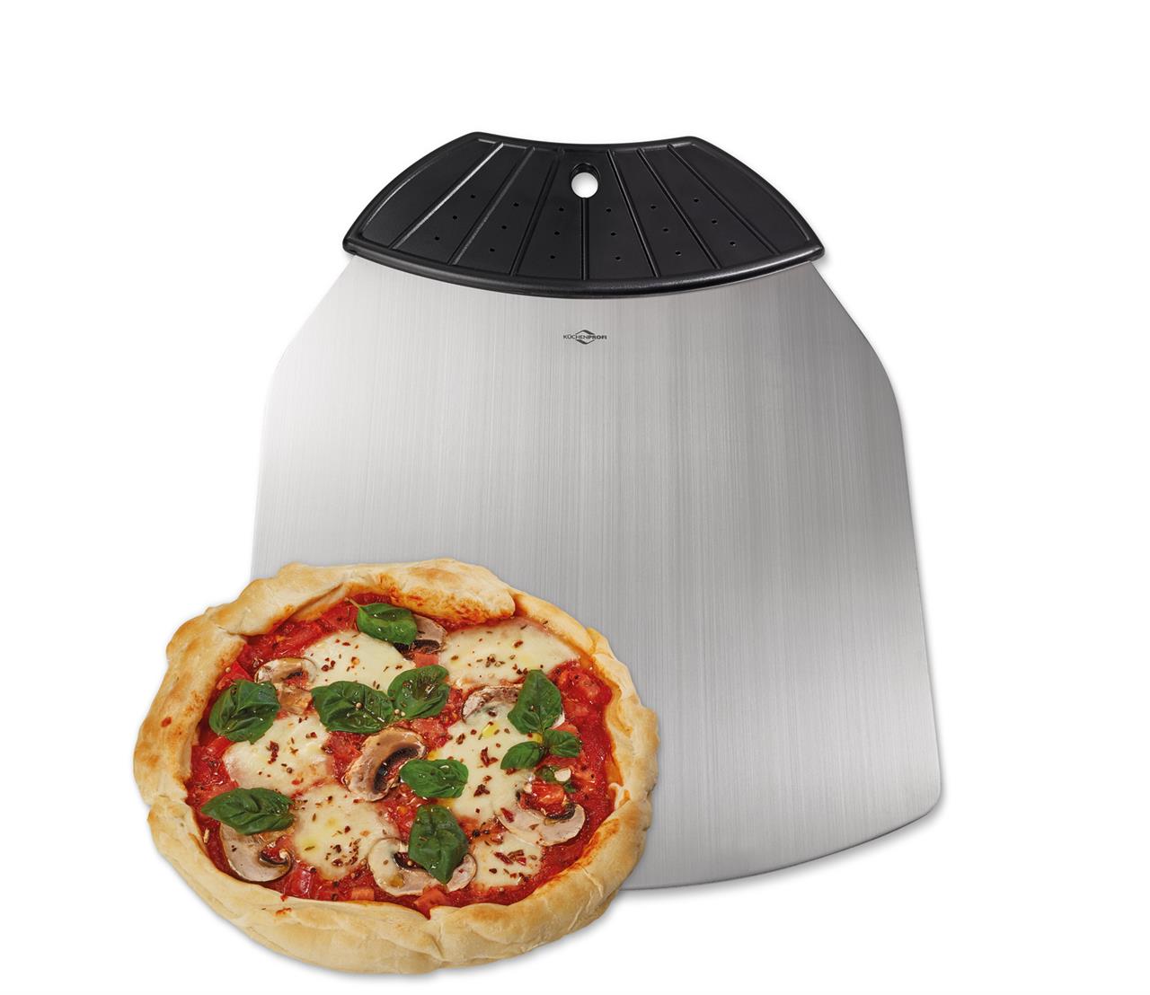 Auf dem Bild ist ein Kuchenretter aus Metall mit einem schwarzen Griff zu sehen. Darauf liegt eine frisch gebackene Pizza mit Tomaten, Pilzen, Käse und Basilikum.