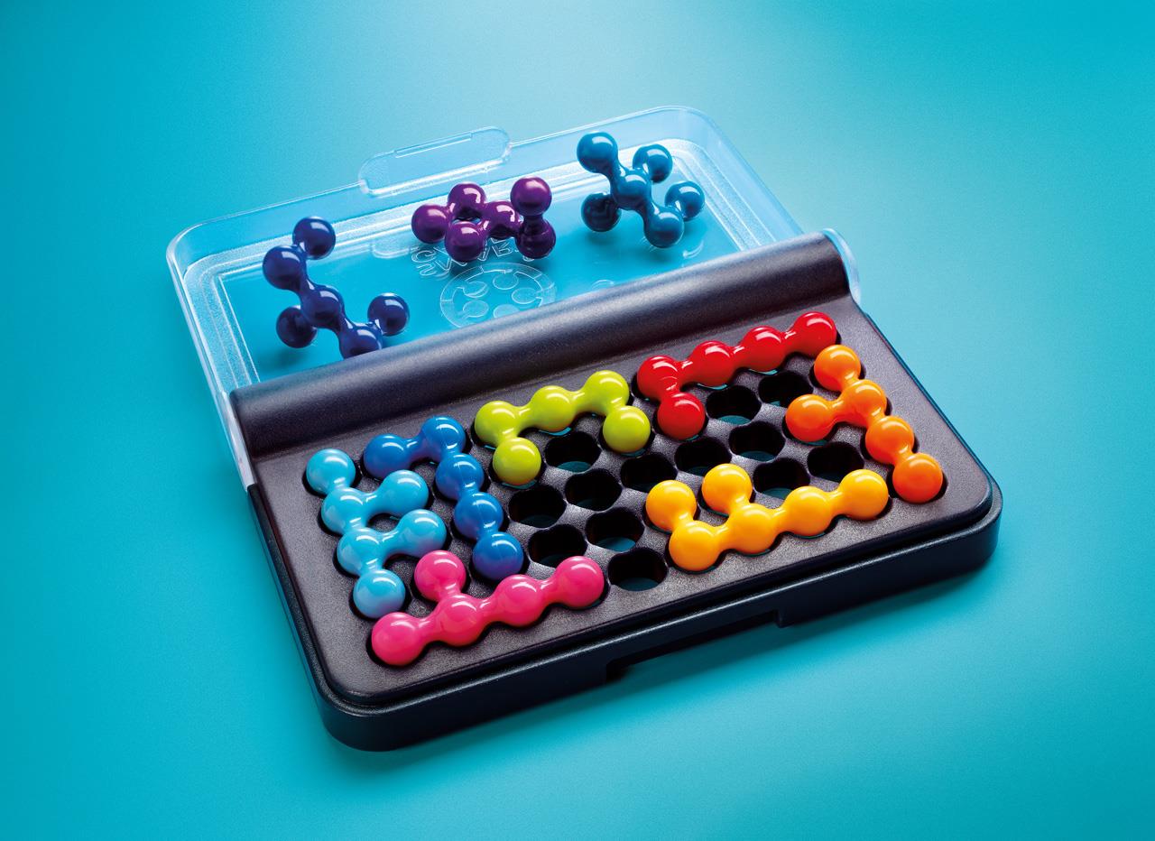 Das Bild zeigt das IQ Fit-Puzzle mit bunten, unterschiedlich geformten Spielsteinen in einer schwarzen Spielfläche. Einige Teile befinden sich noch im Deckel der Box und sind noch nicht eingesetzt.