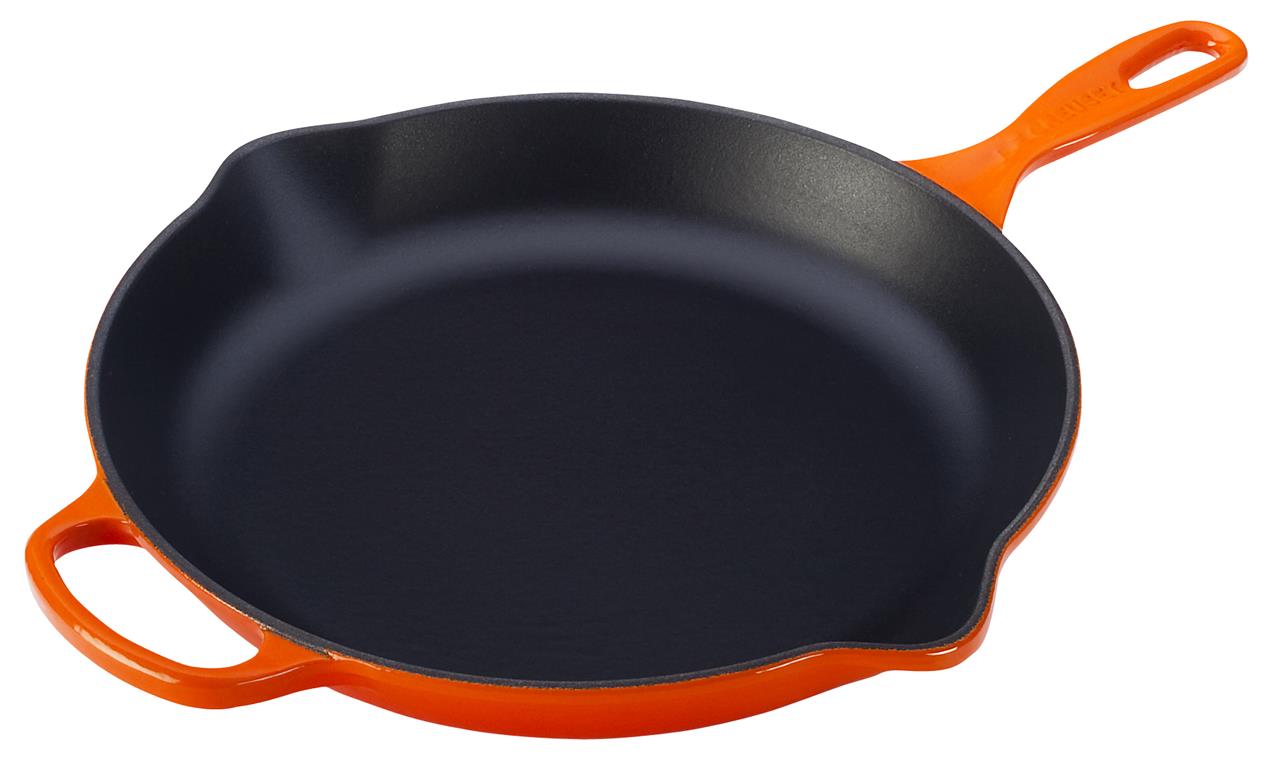 Die Abbildung zeigt eine Brat- und Servierpfanne mit 23 cm Durchmesser in der Farbe Ofenrot. Die Pfanne hat zwei Griffe und eine schwarze Innenbeschichtung.