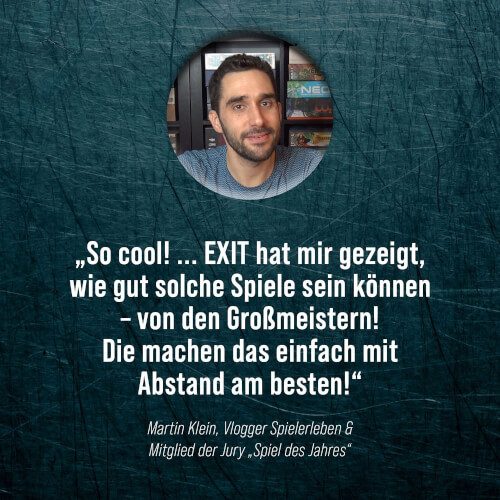 Das Bild zeigt einen Mann vor einem Bücherregal. Darunter steht ein Zitat, in dem er die EXIT-Spiele lobt und sie als die besten ihrer Art bezeichnet.