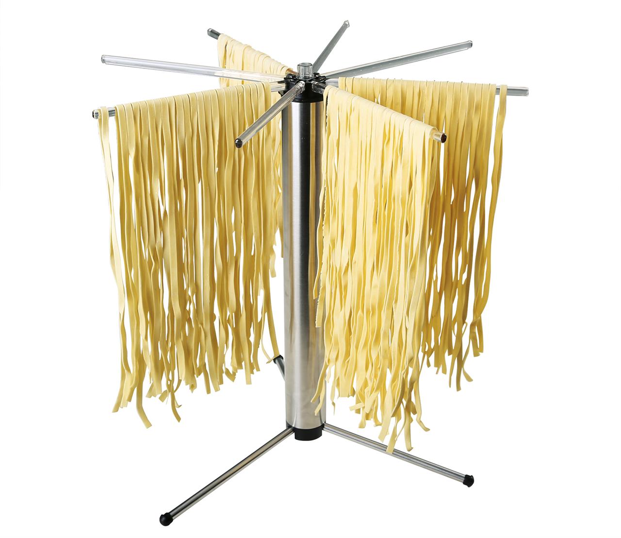 Das Bild zeigt einen Nudeltrockner mit mehreren Armen, auf denen frische Pasta hängt. Der Nudeltrockner steht auf einem stabilen, dreibeinigen Gestell.