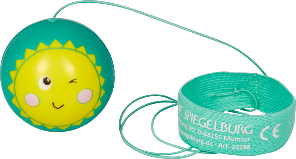 Das Bild zeigt einen bunten Boomerang-Ball mit einem fröhlichen Sonnen-Gesicht. An dem Ball ist eine grüne Schnur mit einem passenden Armband befestigt.