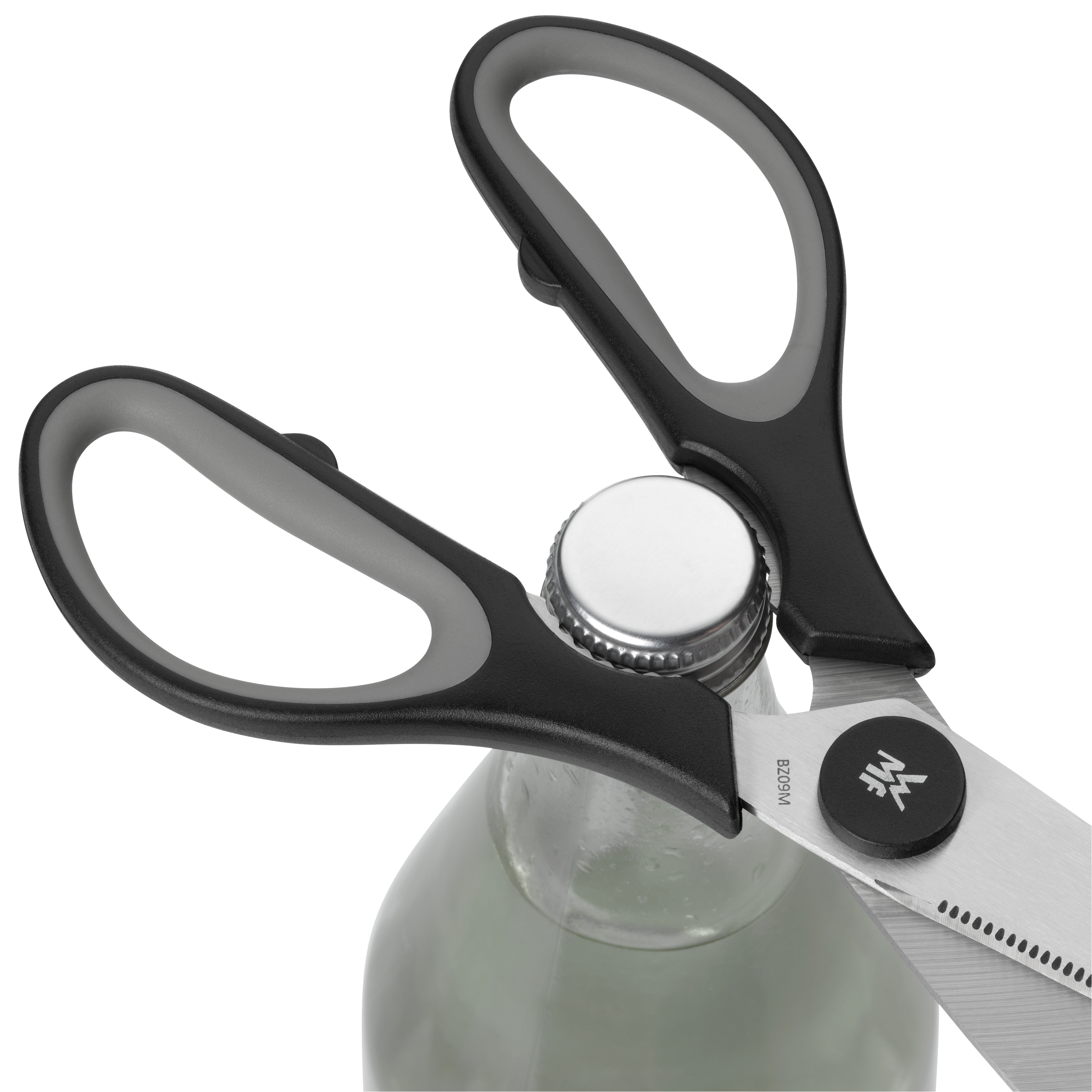 Eine Schere wird benutzt, um einen Flaschendeckel zu öffnen. Die Schere greift den Metallverschluss einer Glasflasche.