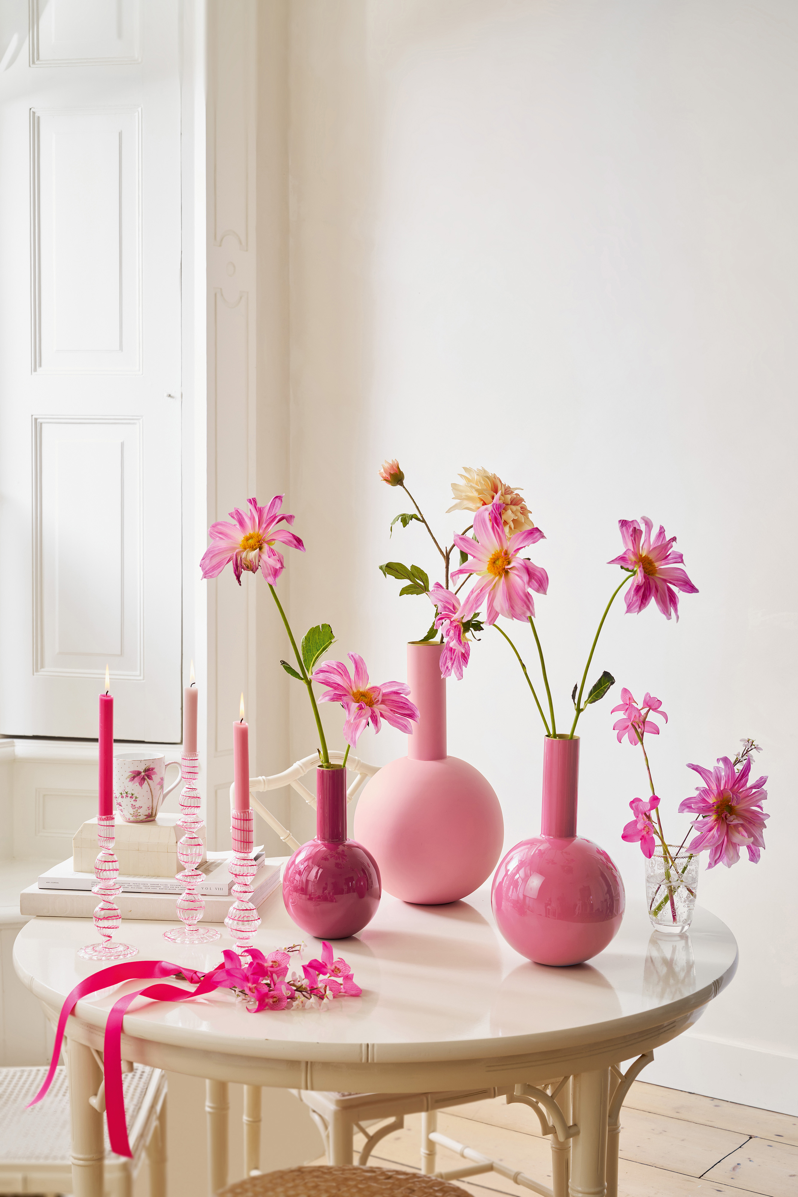 Abgebildet ist die Vase Metal Medium Pink mit den Maßen 19x33 cm. Ihre matte Oberfläche wirkt besonders edel.