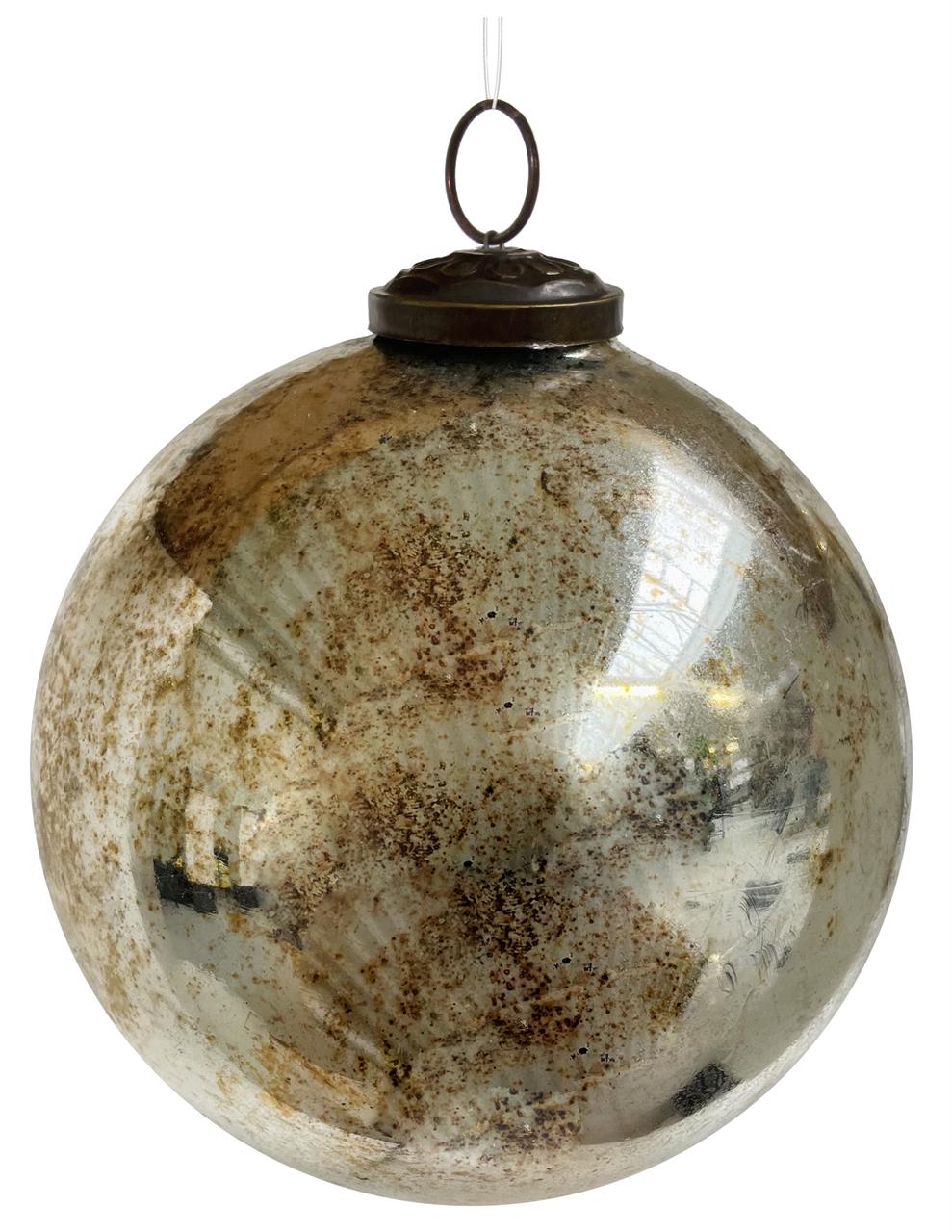 Diese Weihnachtskugel ist aus Glas und hat eine antik-silberne Optik. Sie hat einen Durchmesser von 11 cm.