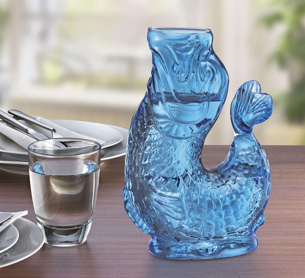 Die Wasserkaraffe Nemo in Blau wird präsentiert. Sie ist ein modernes Accessoire für jede Tafel.