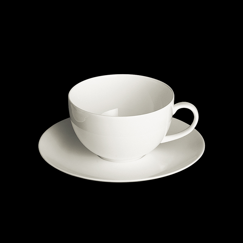 Auf dem Bild ist eine klassische, weiße Café-au-lait-Tasse mit passender Untertasse zu sehen. Sie besteht aus feinem Bone China und hat ein Fassungsvermögen von 0,32 Litern.