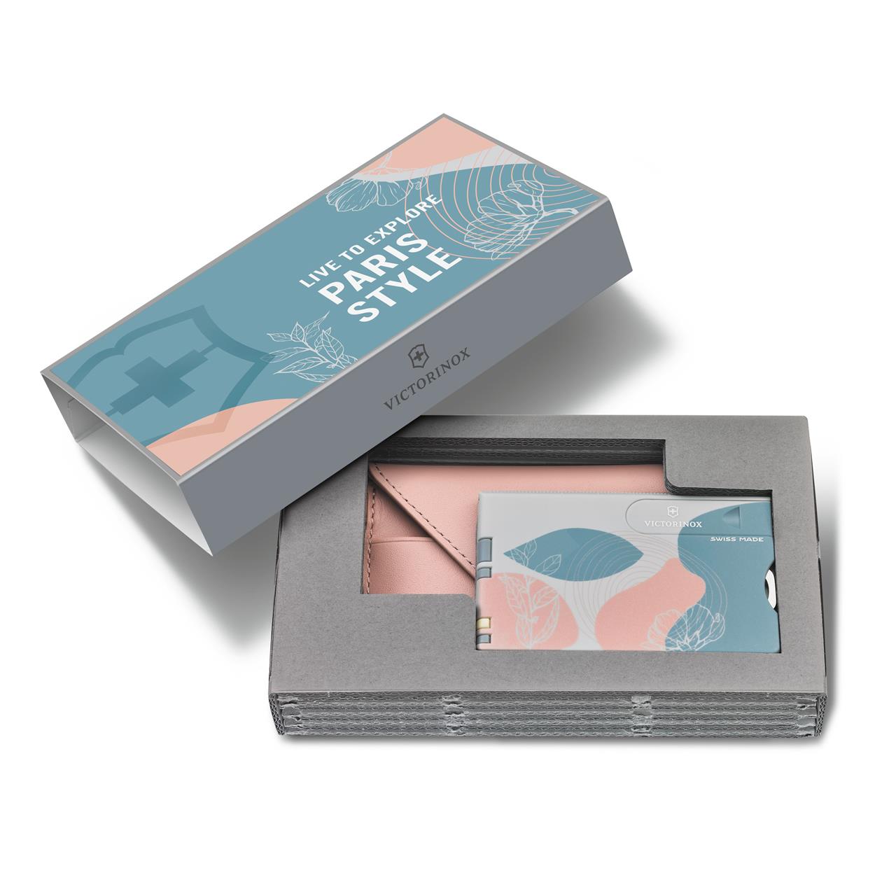 Das Bild zeigt das Produkt "Swiss Card Classic 'Paris Style'" in einer eleganten Geschenkbox. Die Karte und die Verpackung sind in Pastellfarben mit modernen grafischen Elementen gestaltet.