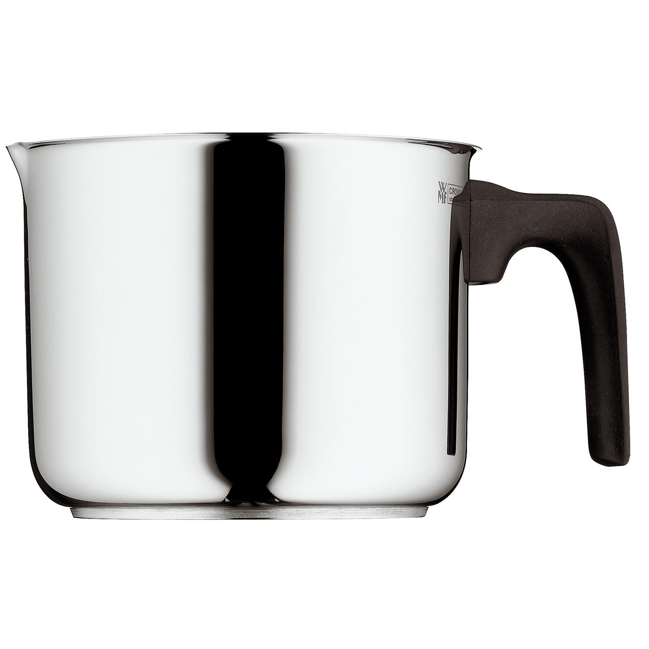 Dies ist ein Milchtopf aus Edelstahl mit einem Durchmesser von 14 cm. Er hat einen schwarzen Griff und eine Ausgießlippe.