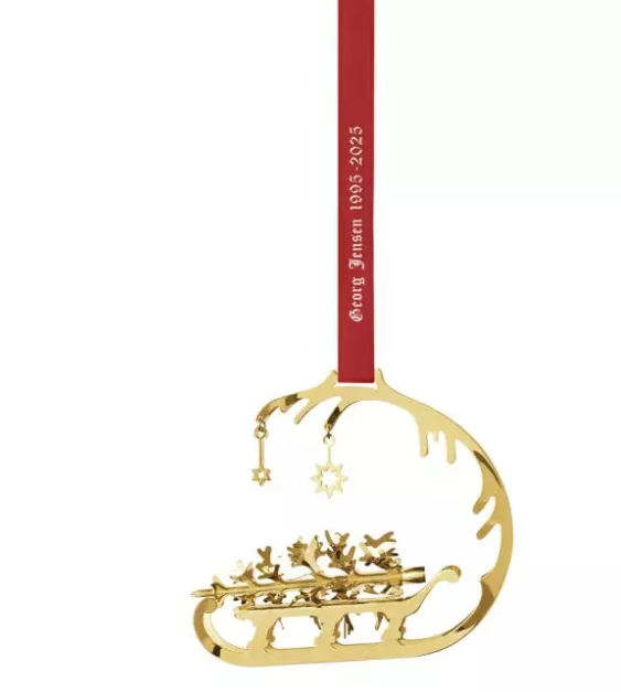 CC 2025 Christams Mobile Sleigh 1995/2025 18KT Pla ist ein goldener Weihnachtsschlitten-Anhänger. Das Produkt ist festlich und als hochwertiger Schmuck für Weihnachten gestaltet.